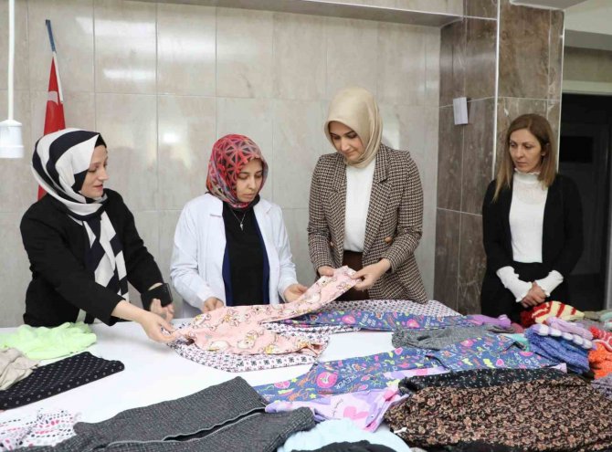 Kadın Kültür Evi’nde Depremzedeler İçin Binlerce Ürün Dikildi