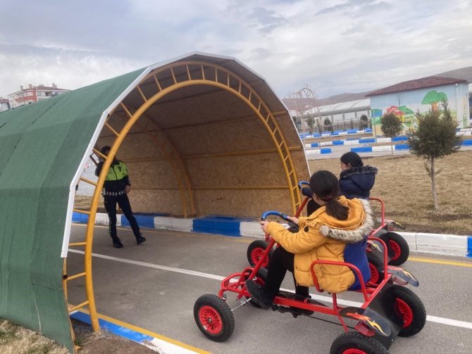 Minik Öğrencilere Uygulamalı Trafik Eğitimi
