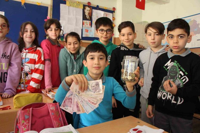 Minik Özcan Harçlıklarını Depremzedelere Bağışladı: "Allah Bana Daha Fazlasını Verir"