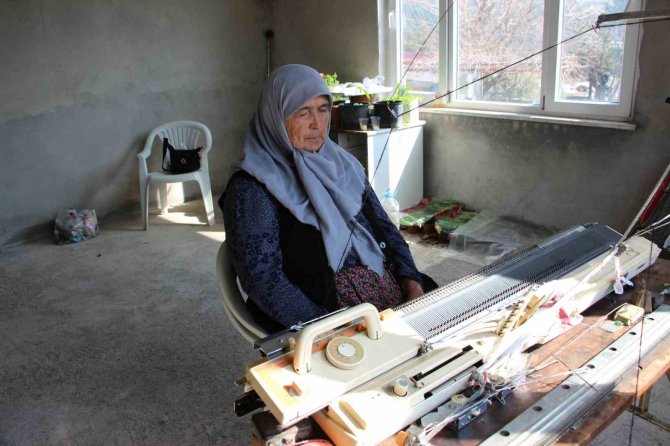 1988 Model Örgü Makinesi İle Depremzedelere Bere Dikiyor