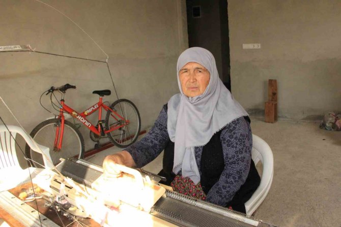 1988 Model Örgü Makinesi İle Depremzedelere Bere Dikiyor
