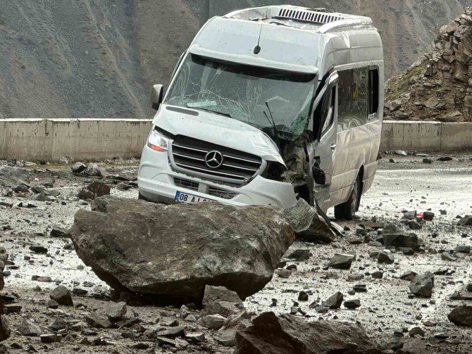 Yamaçtan Kopan Kayalar Servis Aracına İsabet Etti: 4 Kişi Yaralı