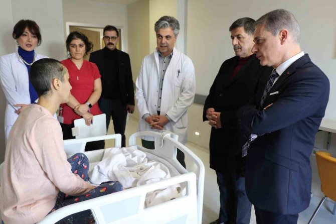 Erzincan’da Yaralı Depremzedelerin Tedavileri Sürüyor