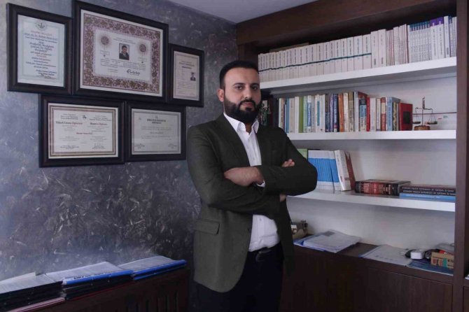 Aracın Kaputunda Kilometrelerce Sürüklendi