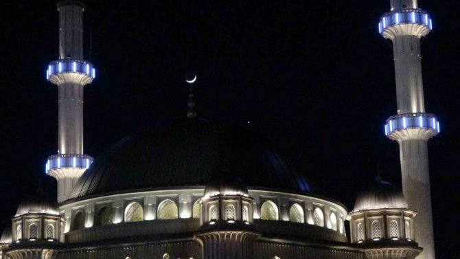 Ay, Venüs Ve Jüpiter Yakınlaşması Taksim Camii İle Birlikte Görüntülendi