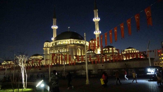 Ay, Venüs Ve Jüpiter Yakınlaşması Taksim Camii İle Birlikte Görüntülendi