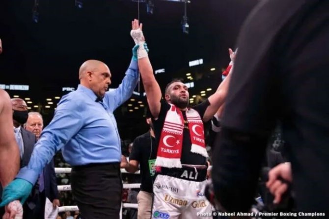 Şampiyon Boksör Demirezen’e ’Herkül’ Ödülü