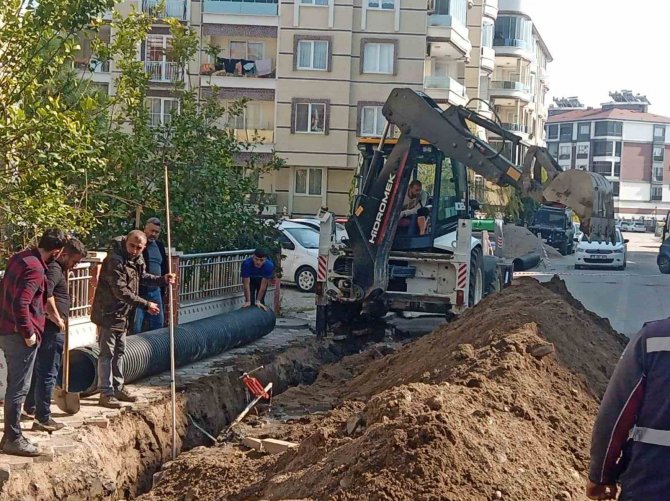Cennetayağı Mahallesi’ne Yeni Yağmur Suyu Hatları Döşeniyor