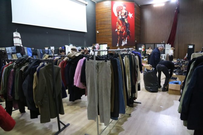 Edremit’te Depremzedeler İçin Yardımlar Devam Ediyor