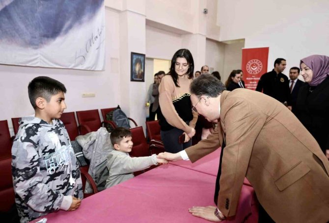 Vali Kızılkaya Afetzede Çocuklar Ve Aileleri İle Bir Araya Geldi