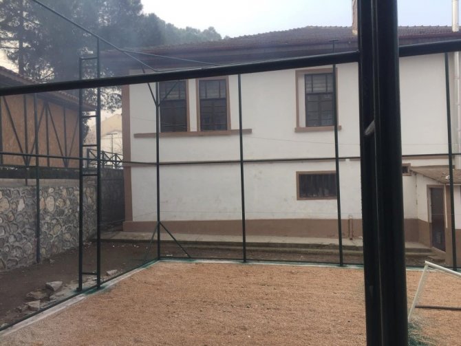 Okul Bahçesine Yeni Halı Saha Yapımı İçin Çalışmalar Başlatıldı