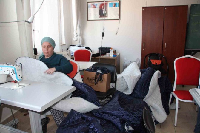 Bilecik’te Kadınlar Depremzedeler İçin Uyku Tulumu Üretiyorlar