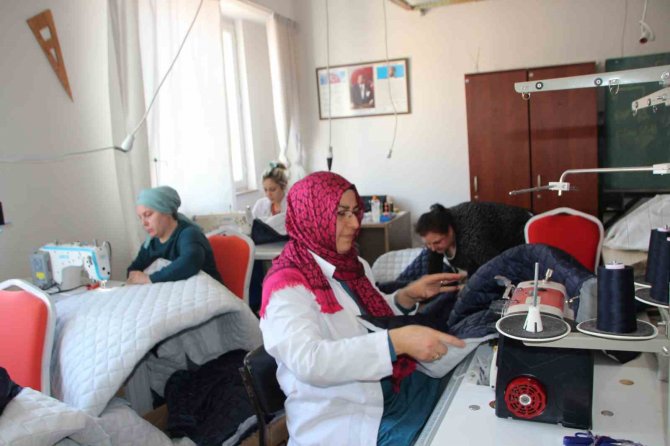 Bilecik’te Kadınlar Depremzedeler İçin Uyku Tulumu Üretiyorlar