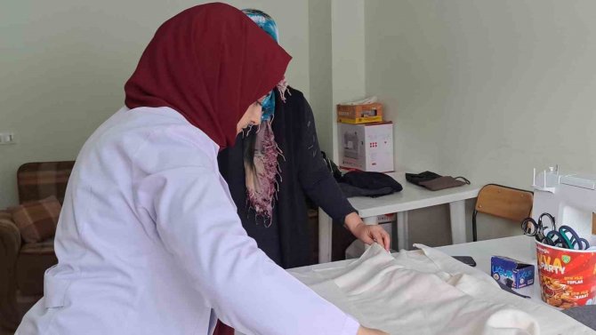 Depremzedeler Üşümesin Diye Gece Gündüz Çalışıyorlar