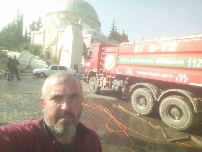 Arazözler Depremzedelere Su Taşıyor