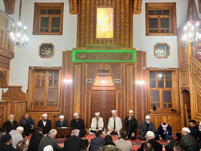 Hayatını Kaybeden Depremzedeler İçin Dua Edildi