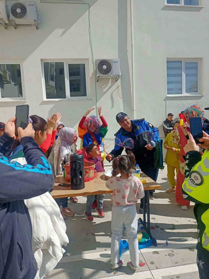 Gazipaşa’da Depremzede Çocuklara Palyaço Gösterisi