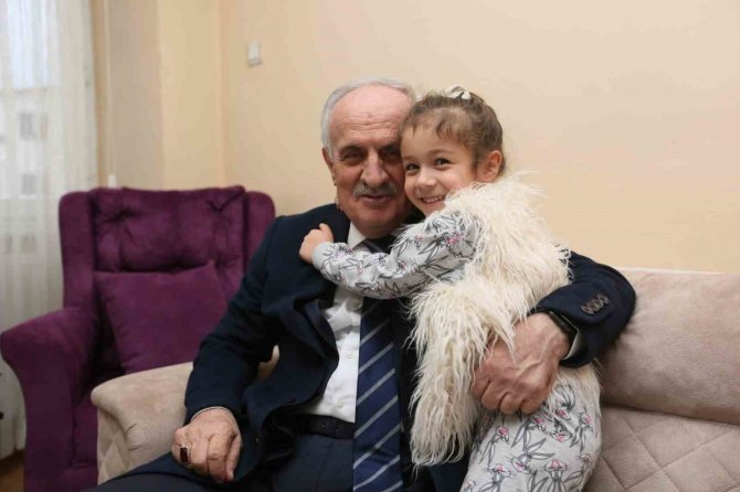 Başkan Aygün, Depremzede Çocuklara Oyuncak Hediye Etti