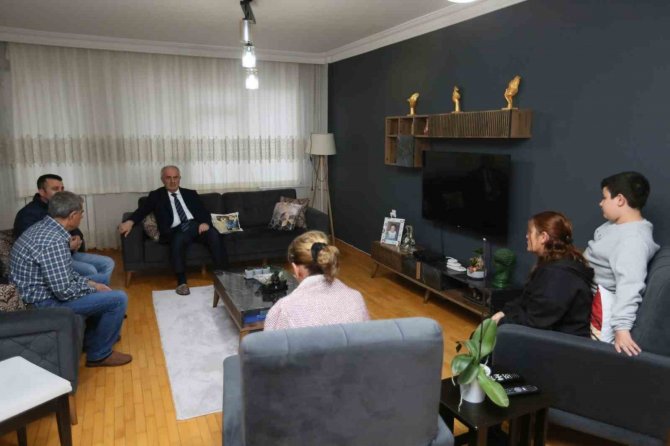Başkan Aygün, Depremzede Çocuklara Oyuncak Hediye Etti