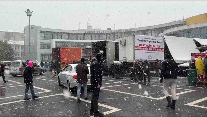 Tır Şoförleri Depremzedeler İçin Gece Gündüz Direksiyon Başında