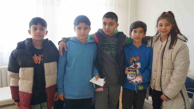 Edirne’de Öğrenciler, Biriktirdikleri Harçlıkları Yazdıkları Mektuplarla Birlikte Depremzedelere İletti
