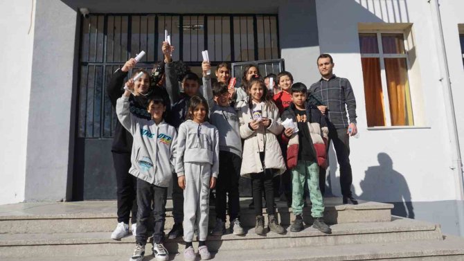 Edirne’de Öğrenciler, Biriktirdikleri Harçlıkları Yazdıkları Mektuplarla Birlikte Depremzedelere İletti