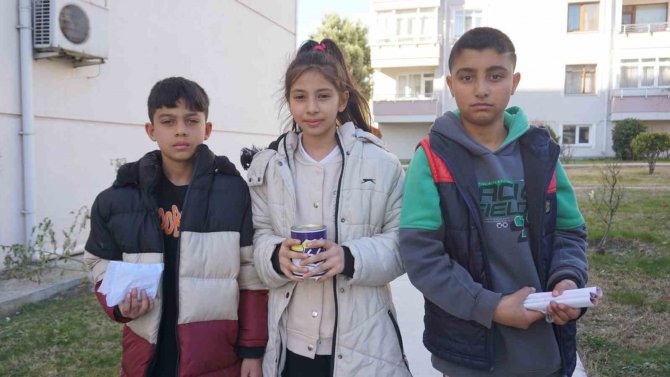 Edirne’de Öğrenciler, Biriktirdikleri Harçlıkları Yazdıkları Mektuplarla Birlikte Depremzedelere İletti