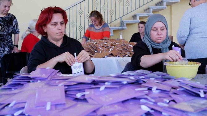 Depremden Kurtulan Aile Depremzedelere Yardım Ediyor