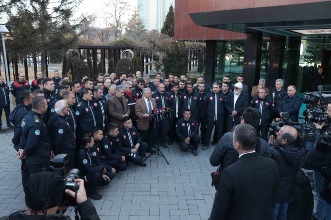 İ̇tfaiye Ekiplerini Karşılayan Büyükkılıç: "Duygusal Olmamak İçin Taş Olmak Lazım"