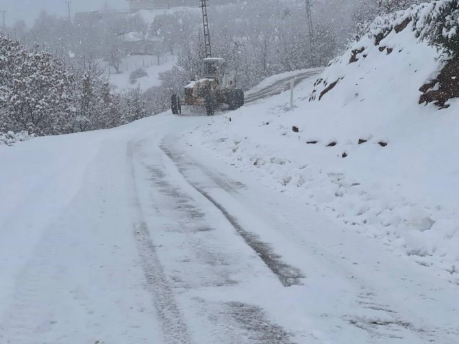Erzincan’da Kardan 56 Köy Yolu Ulaşıma Kapalı