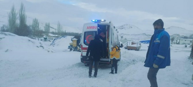 Karla Mücadele Ekipleri Ambulans İçin Yol Açtı