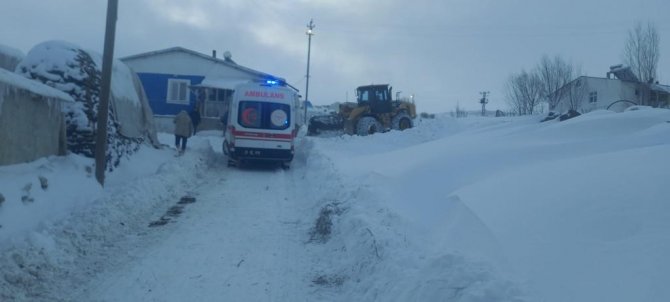 Karla Mücadele Ekipleri Ambulans İçin Yol Açtı
