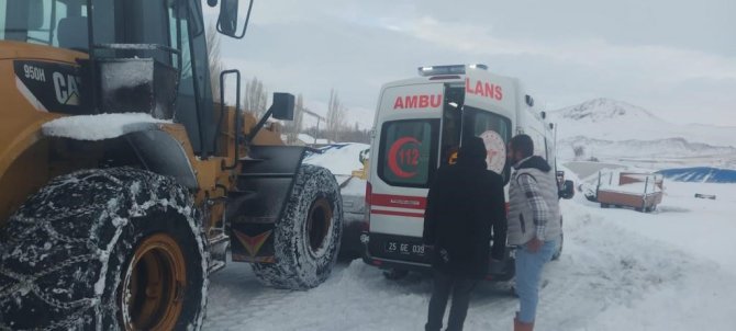 Karla Mücadele Ekipleri Ambulans İçin Yol Açtı