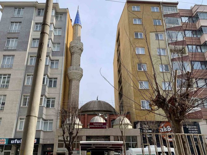 İ̇ki Apartmanın Arasında Sıkışıp Kalan Cami İlginç Bir Görüntü Sergiliyor
