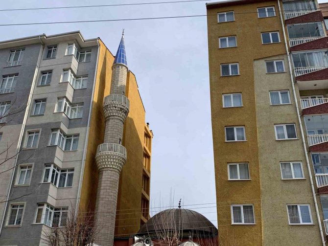 İ̇ki Apartmanın Arasında Sıkışıp Kalan Cami İlginç Bir Görüntü Sergiliyor