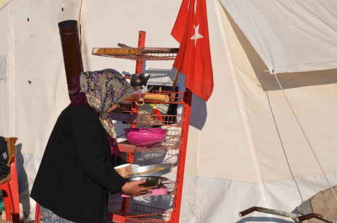 Depremzede Ailenin Bayrak Hassasiyeti