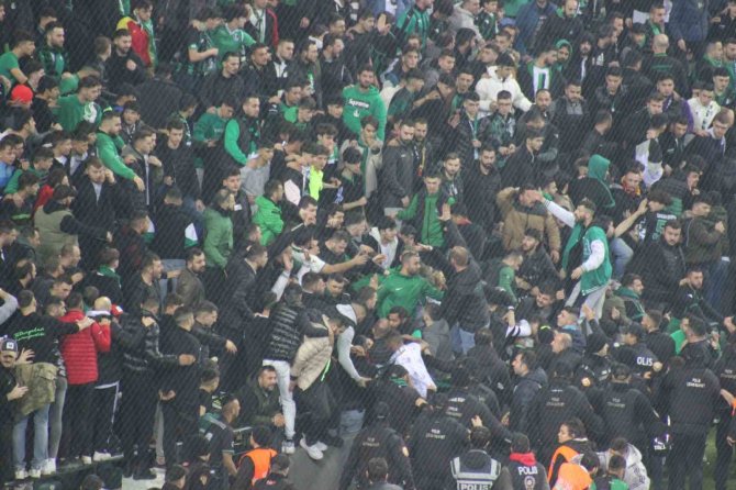 Kocaelispor - Sakaryaspor Maçında Tribünde Gerginlik