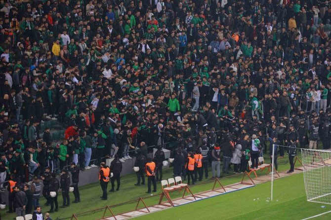 Kocaelispor - Sakaryaspor Maçında Tribünde Gerginlik
