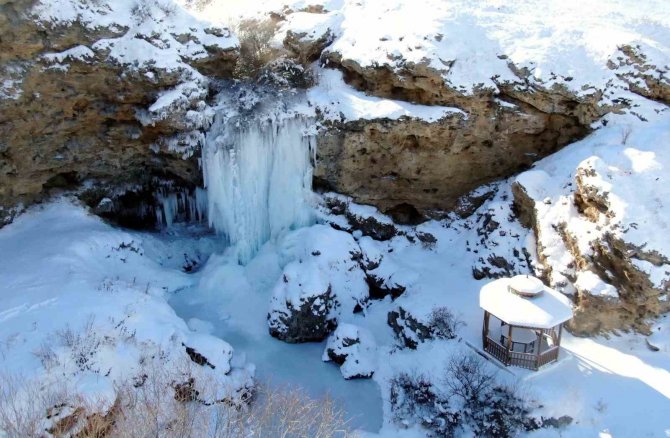 Buz Tutan Şelale Kartpostallık Görüntüler Oluşturdu