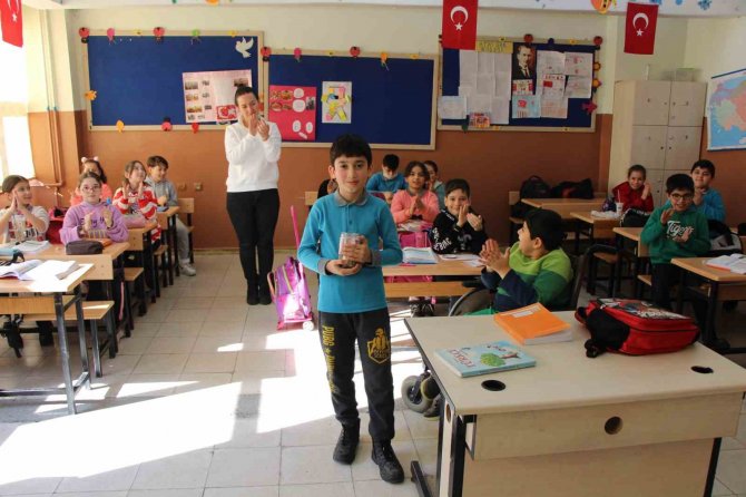 Minik Özcan Harçlıklarını Depremzedelere Bağışladı: "Allah Bana Daha Fazlasını Verir"