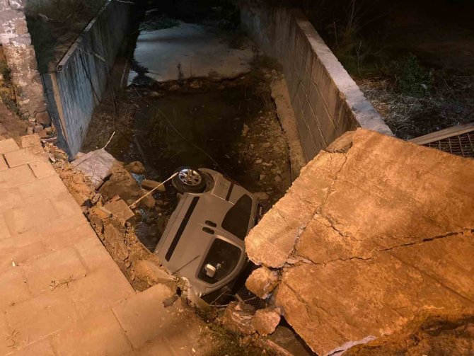 İ̇zmir’de Hafif Ticari Araç Dereye Uçtu, 2 Kişi Hafif Yaralandı