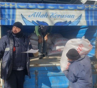 Deprem Bölgesine Saman Ve Yem Gönderildi