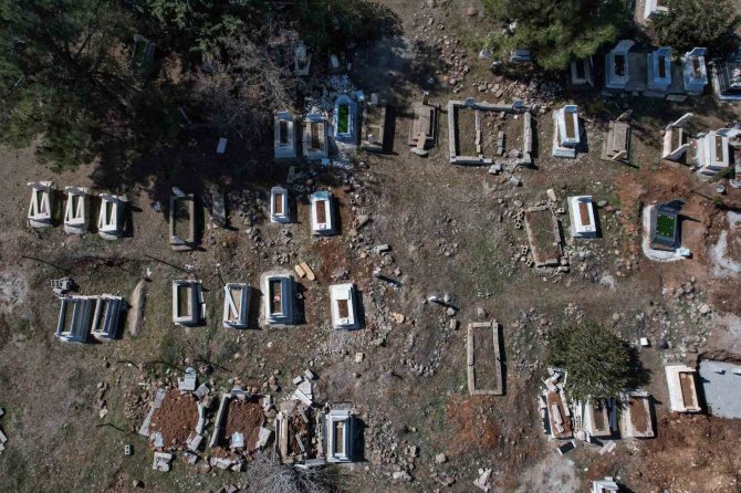 Kahramanmaraş’ta Meydana Gelen Depremler Mezarlıkları Da Tahrip Etti