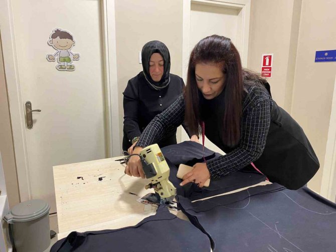 Kartal’da Ev Hanımları Depremzedeler İçin Kıyafetler Dikiyor