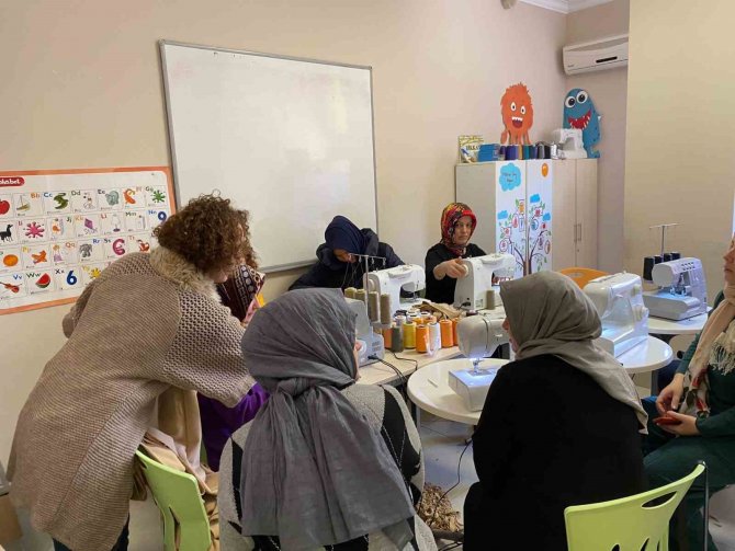 Kartal’da Ev Hanımları Depremzedeler İçin Kıyafetler Dikiyor