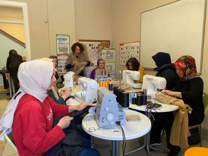 Kartal’da Ev Hanımları Depremzedeler İçin Kıyafetler Dikiyor