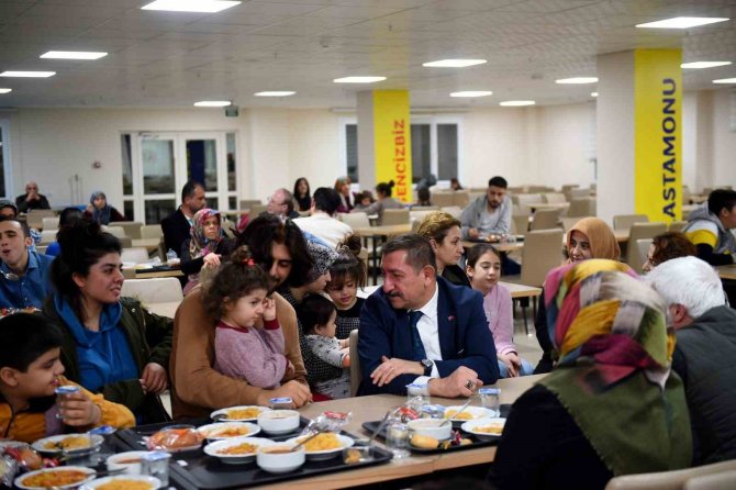 Başkan Vidinlioğlu Ve Eşi, Depremzede Aileleri Yalnız Bırakmıyor