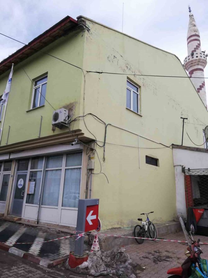 Büyükşehir Sarız’da Hasarlı Minareyi Sorunsuz Şekilde Yıktı