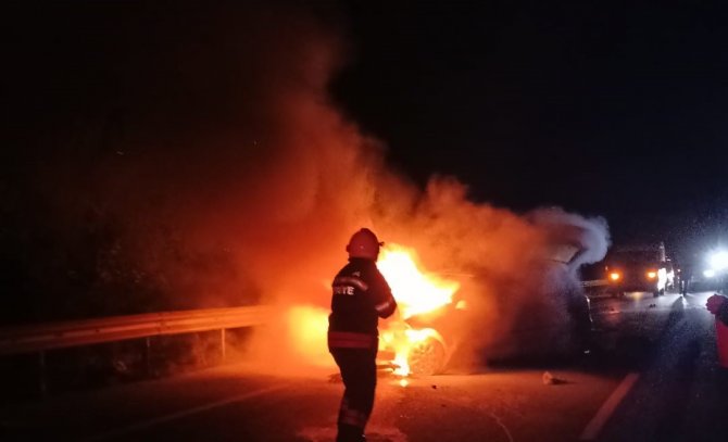 Kaza Yapan Araç Alev Topuna Döndü