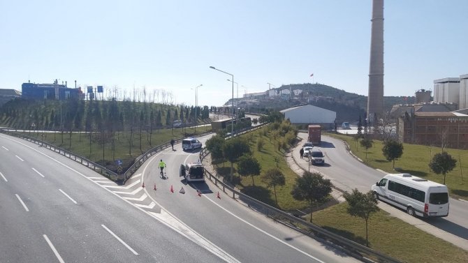 Viraja Hızlı Giren Tır Devrildi, Sürücüsü Yaralandı